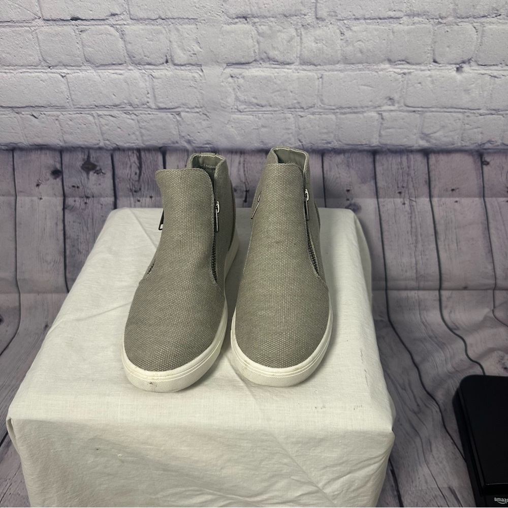 Stylish Gray Women's Wedge Sneakers - Picture 2 of 4